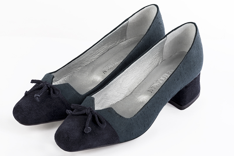 Navy blue women's dress pumps, with a knot on the front. Round toe. Low flare heels. Front view - Florence KOOIJMAN